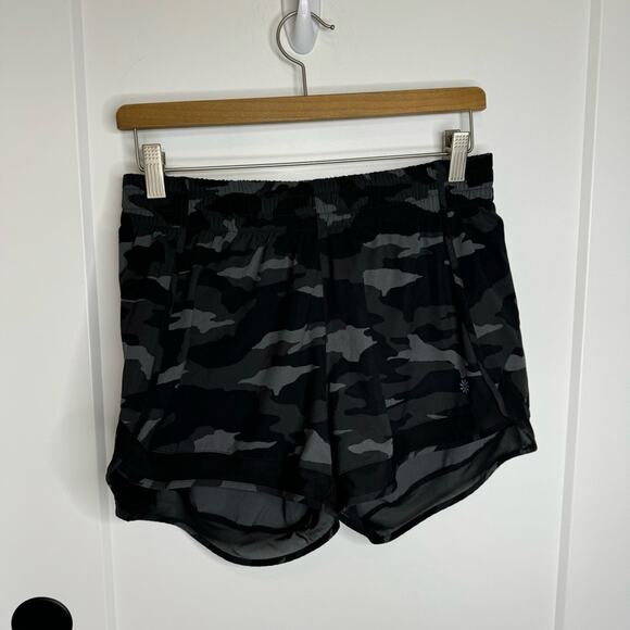 Athleta Printed Mesh Pacer Run Shorts 4” Camo Print Size Medium - Picture 2 of 6